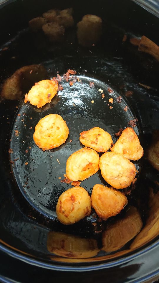 Roast Potatoes in the Slow Cooker acoking