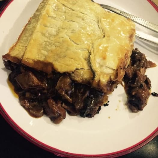 STEAK & MUSHROOM PIE