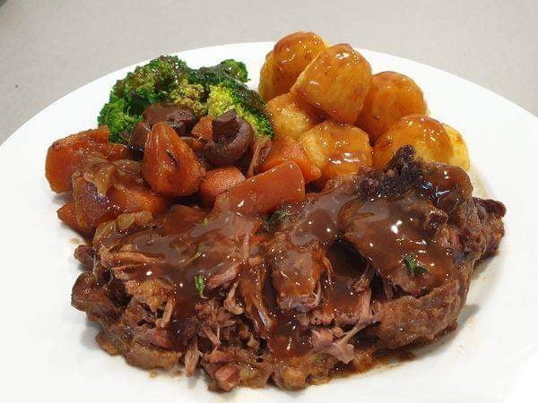Slow Cooked Chuck Steak, Veggies & Roast Potatoes