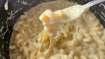 Slow Cooker Cheesy Mac and Cheese