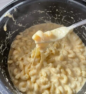 Slow Cooker Cheesy Mac and Cheese
