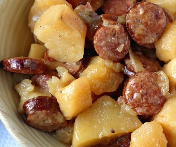 Crockpot Sausage & Potatoes - acoking