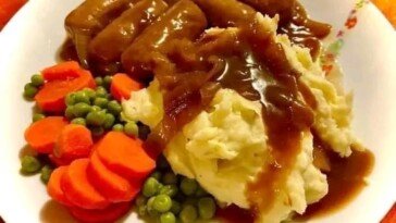 Sausages in brown onion gravy