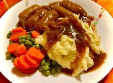 Sausages in brown onion gravy