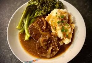 Slow Cooker Beef Rissoles in Yummy Gravy